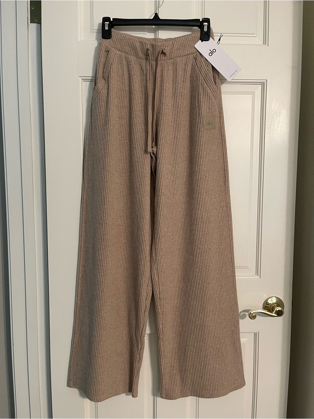 ALO Yoga Ribbed Wide-Leg Joggers in Gravel